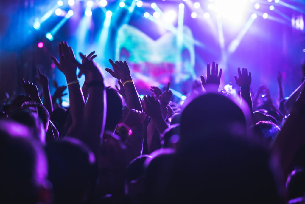 Rosalía en el Movistar Arena: escenario iluminado y público en un recital