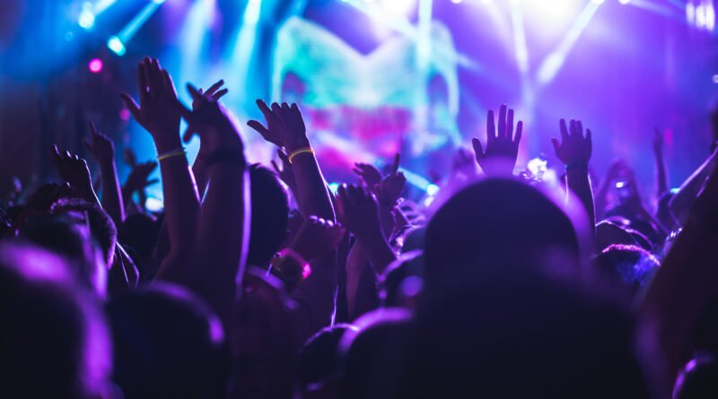 Rosalía en el Movistar Arena: escenario iluminado y público en un recital