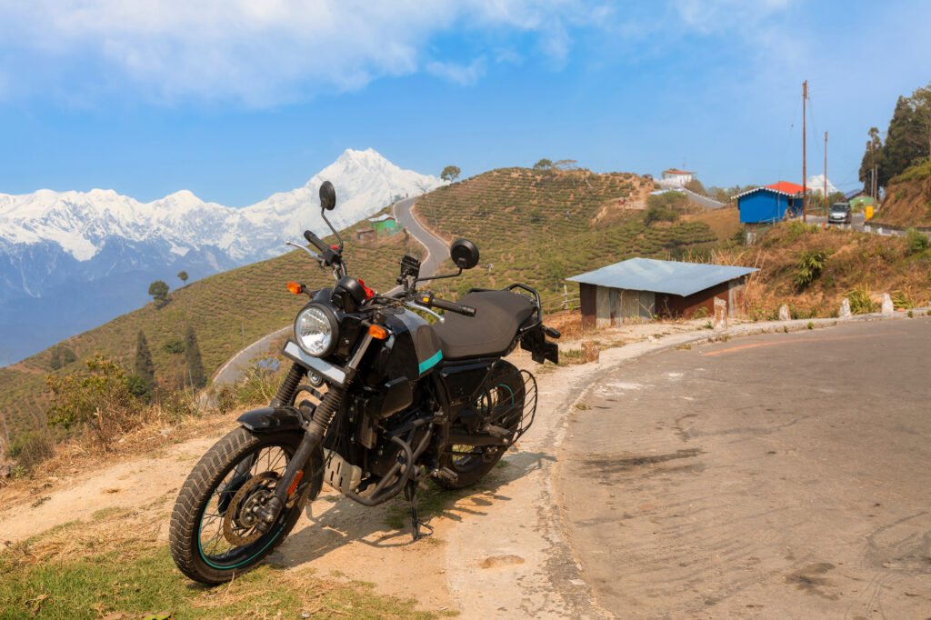 Royal Enfield: moto aventurera estacionada en un mirador de montaña