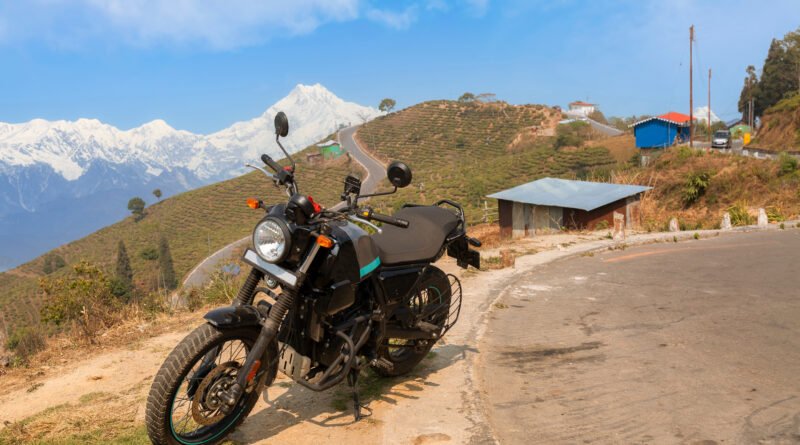 Royal Enfield: moto aventurera estacionada en un mirador de montaña