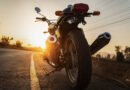 Royal Enfield: moto clásica de estilo retro en una ruta al atardecer
