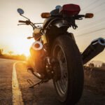 Royal Enfield: moto clásica de estilo retro en una ruta al atardecer