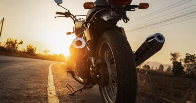 Royal Enfield: moto clásica de estilo retro en una ruta al atardecer