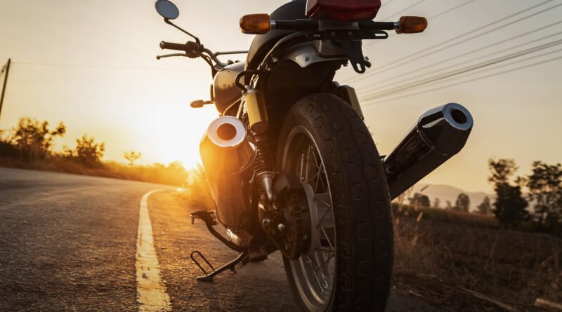Royal Enfield: moto clásica de estilo retro en una ruta al atardecer