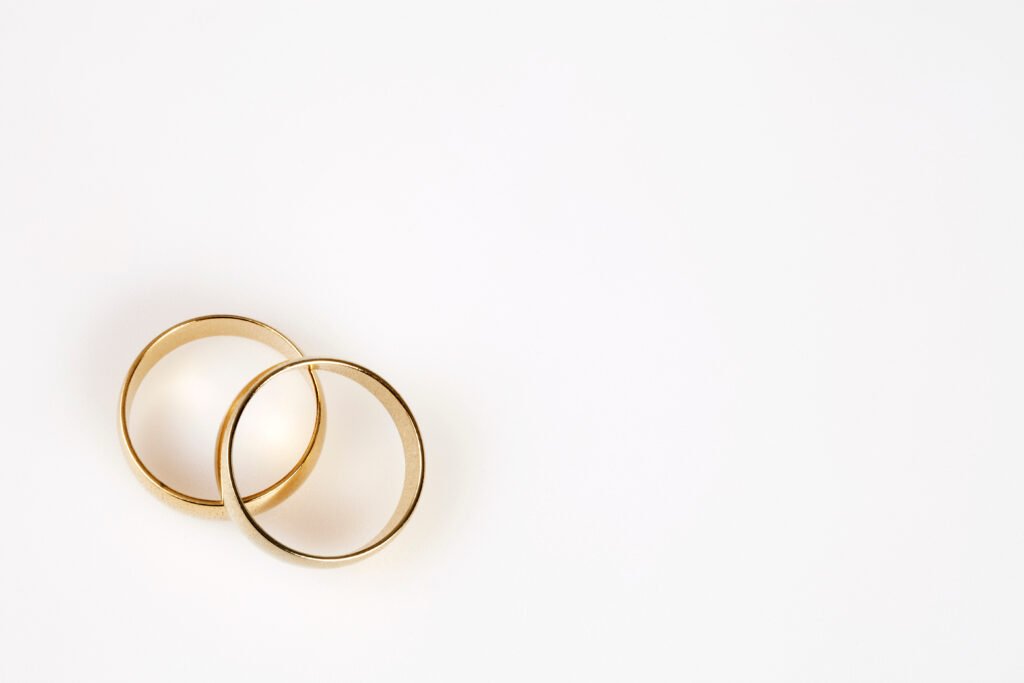 Sabrina Rojas separación: dos anillos de boda separados sobre fondo blanco