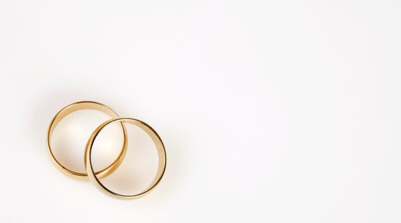 Sabrina Rojas separación: dos anillos de boda separados sobre fondo blanco