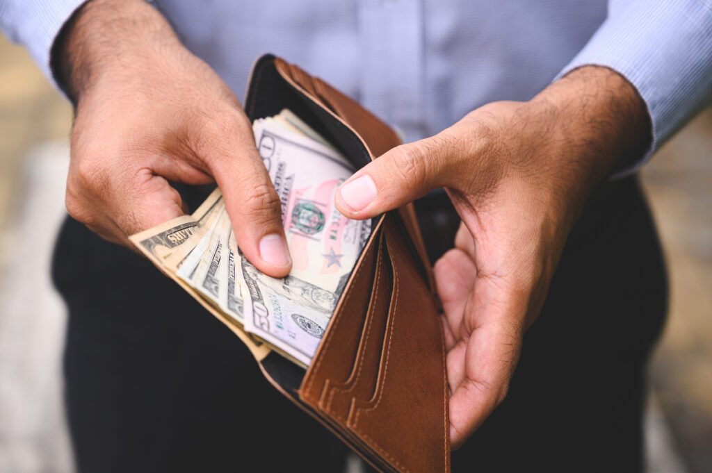 Salario mínimo: manos contando billetes en una billetera