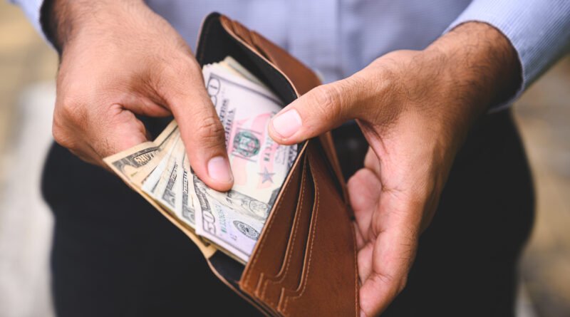 Salario mínimo: manos contando billetes en una billetera