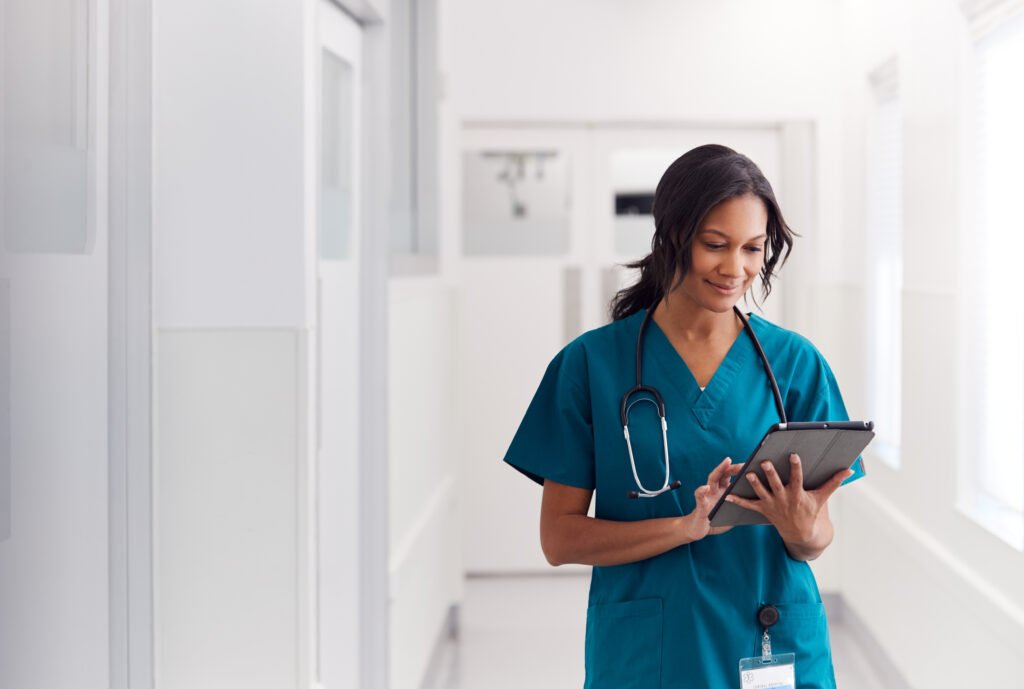 Salud provincial: médica usando una tablet digital en el hospital
