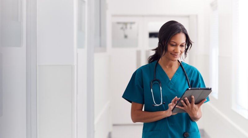 Salud provincial: médica usando una tablet digital en el hospital