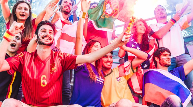Selección argentina: hinchas con banderas y humo en la tribuna de un estadio