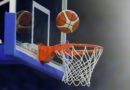 selección de básquet: pelota de básquet entrando al aro en una cancha