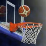 selección de básquet: pelota de básquet entrando al aro en una cancha