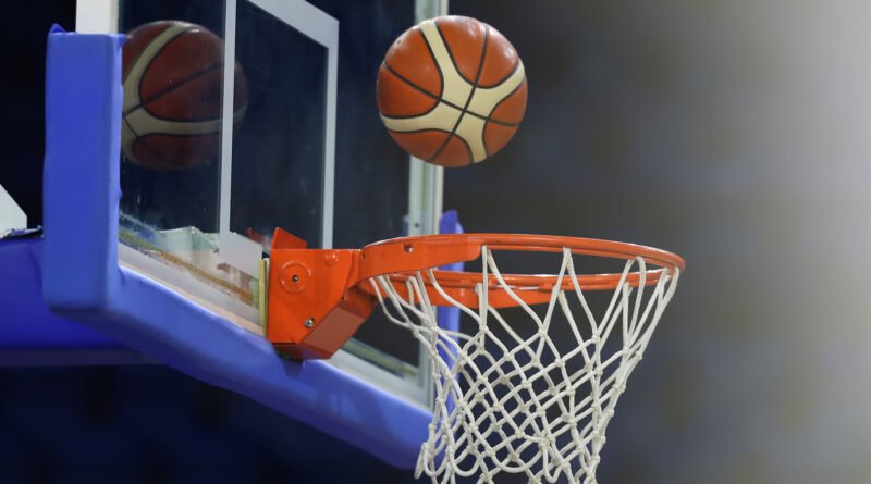 selección de básquet: pelota de básquet entrando al aro en una cancha