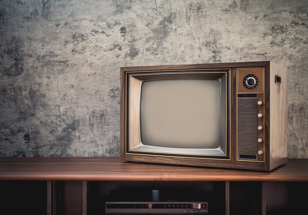 serie Menem: viejo televisor sobre una mesa en clima retro
