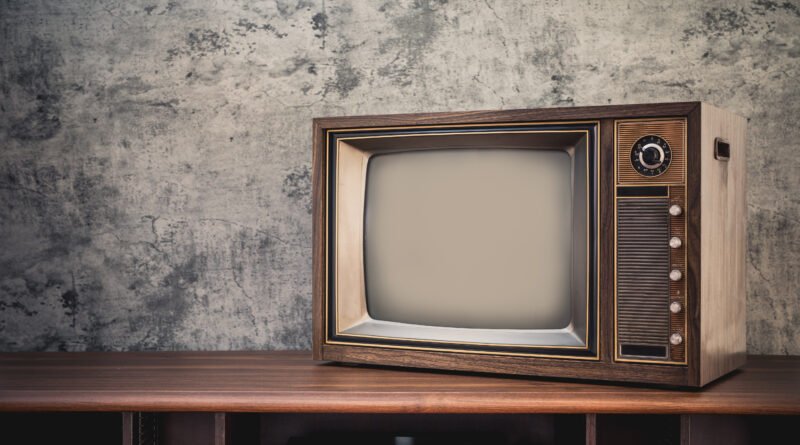 serie Menem: viejo televisor sobre una mesa en clima retro