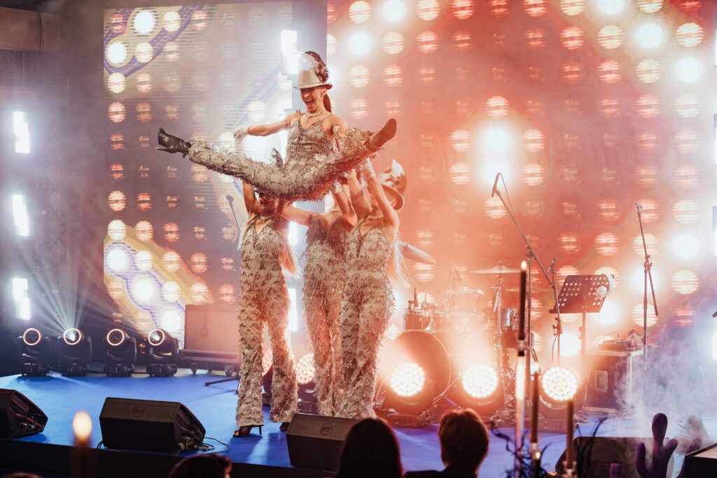 serie Moria: espectáculo de cabaret con plumas y luces