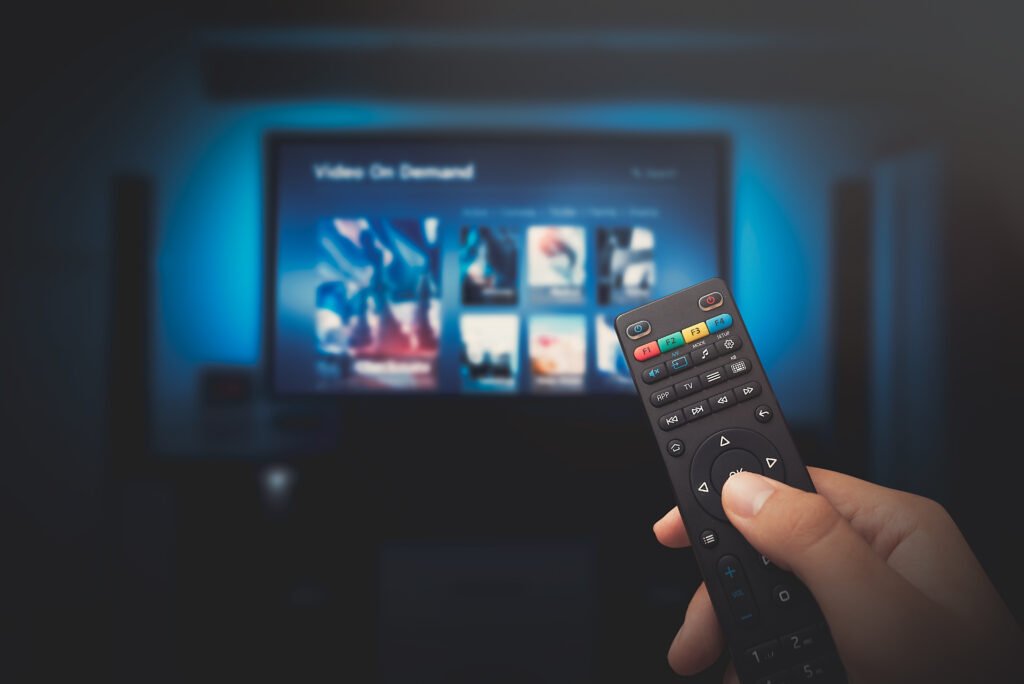 serie Moria: pantalla de servicio de streaming con control remoto