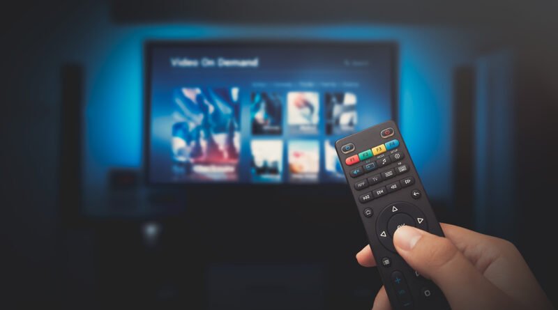 serie Moria: pantalla de servicio de streaming con control remoto