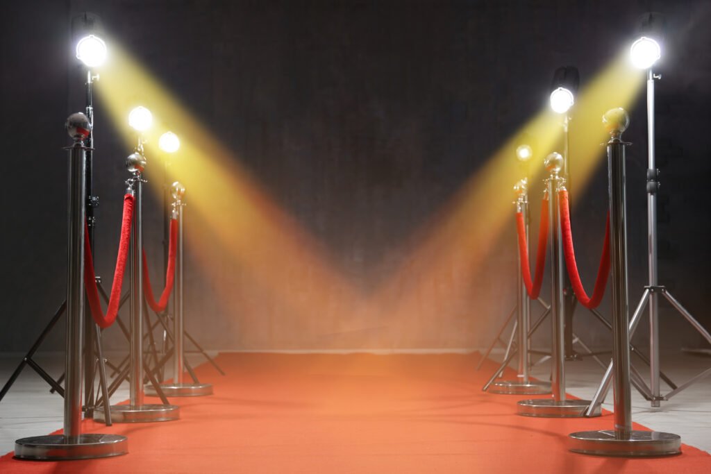 serie de Moria Casán: alfombra roja con reflectores en un estreno