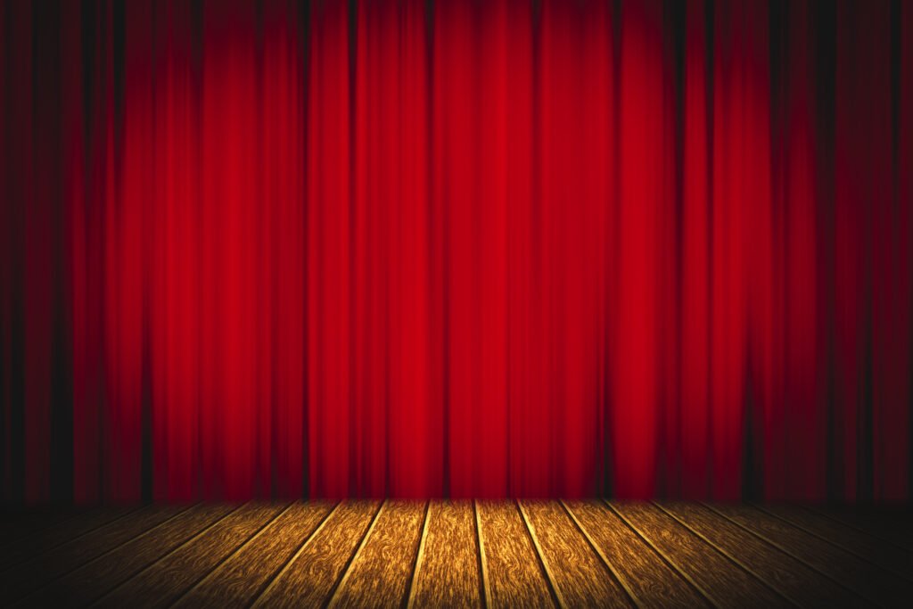 serie Moria Netflix: telón rojo de teatro sobre un escenario