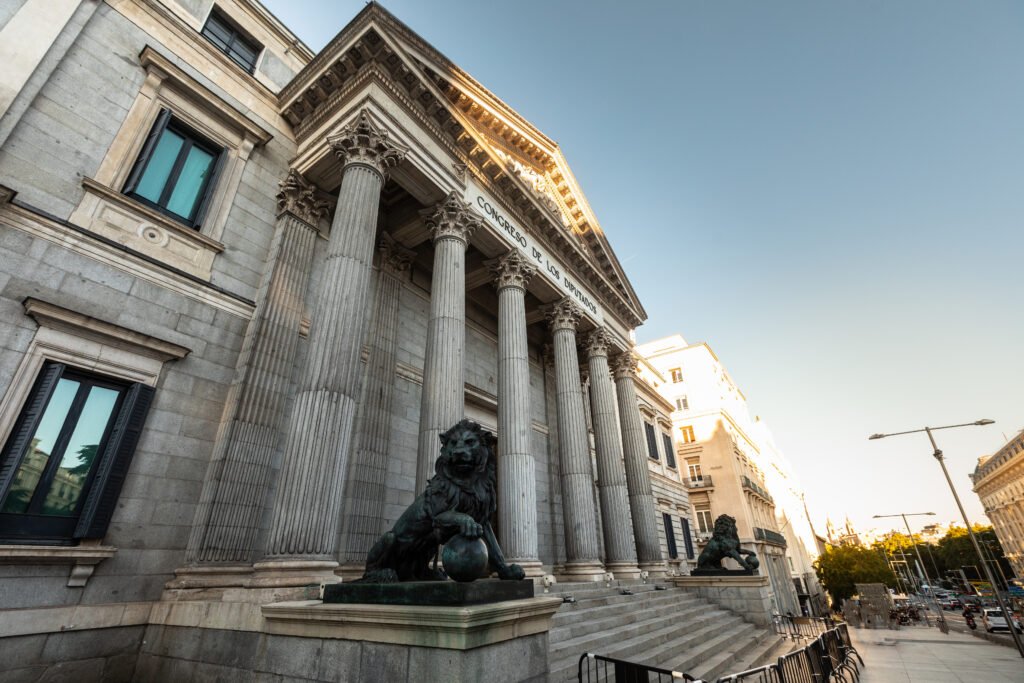 sesión en Diputados: fachada de un congreso con columnas y esculturas de leones