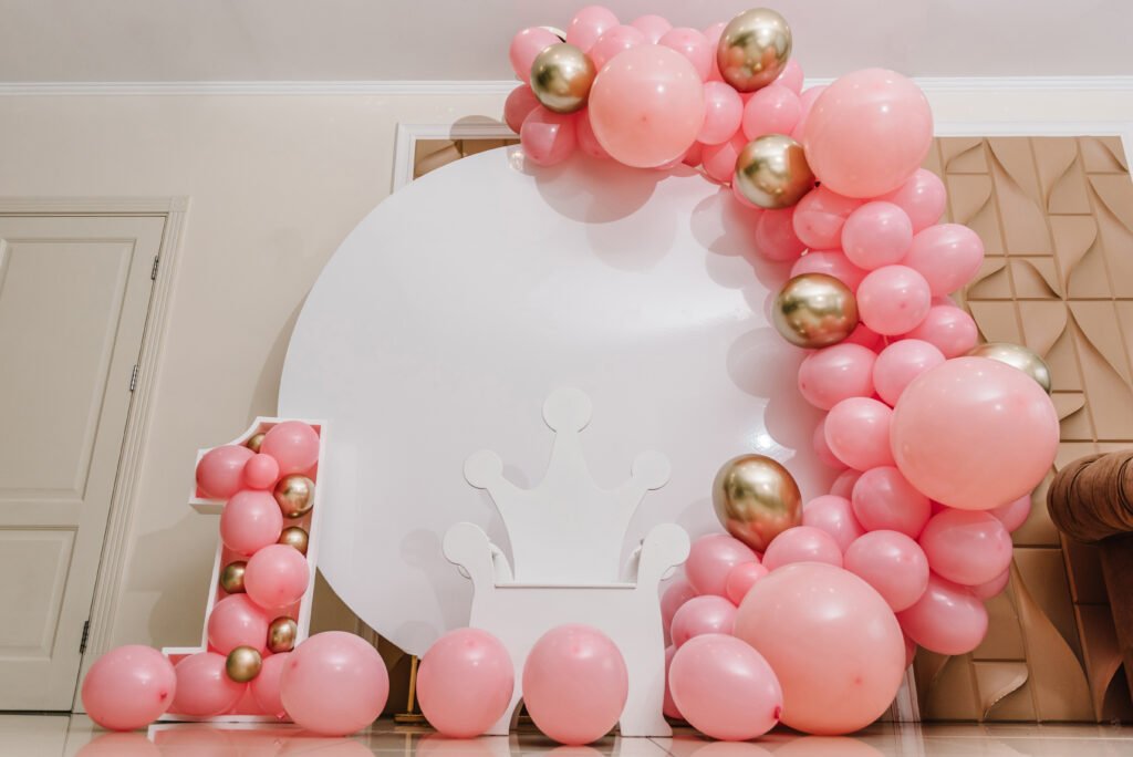 Sofía Clerici embarazada: arco de globos dorados de celebración