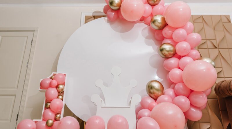 Sofía Clerici embarazada: arco de globos dorados de celebración