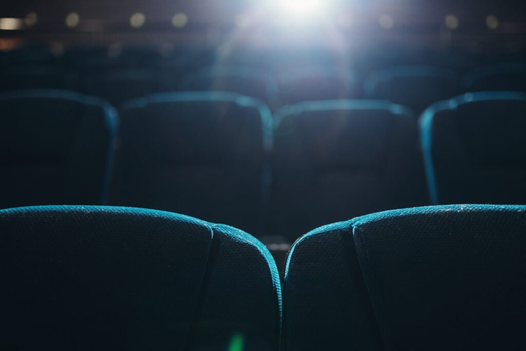 Spider-Man Brand New Day: butacas rojas vacías en una sala de cine