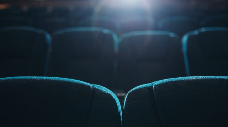 Spider-Man Brand New Day: butacas rojas vacías en una sala de cine