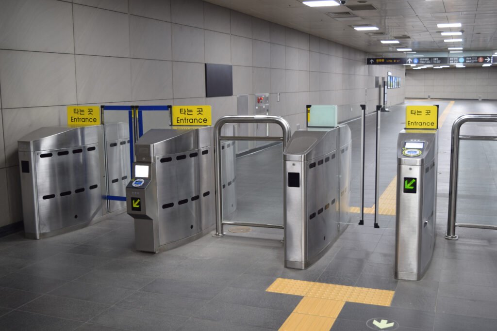 subte gratis: molinete de acceso en una estación de subte moderna