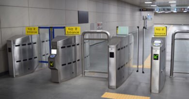 subte gratis: molinete de acceso en una estación de subte moderna