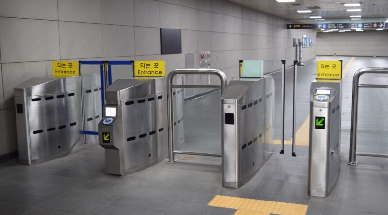 subte gratis: molinete de acceso en una estación de subte moderna