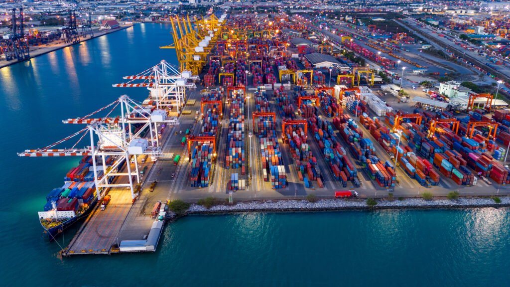 superávit comercial: puerto con contenedores y grúas de exportación