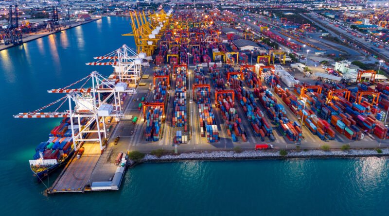 superávit comercial: puerto con contenedores y grúas de exportación