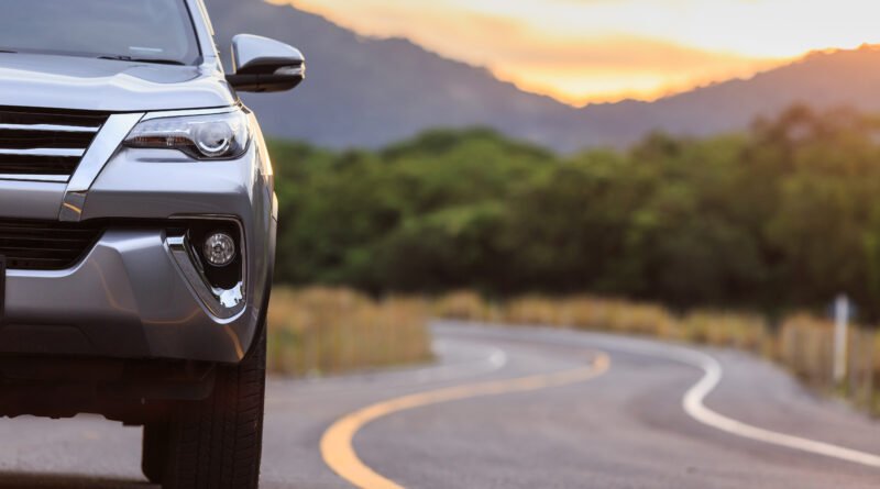 Suzuki Across: SUV compacto plateado moderno en la ciudad