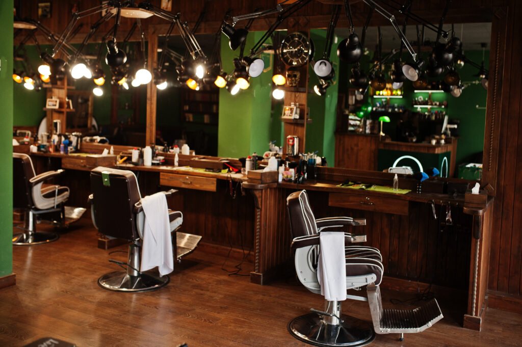Sweeney Todd: sillón de barbería vintage con espejo en penumbra