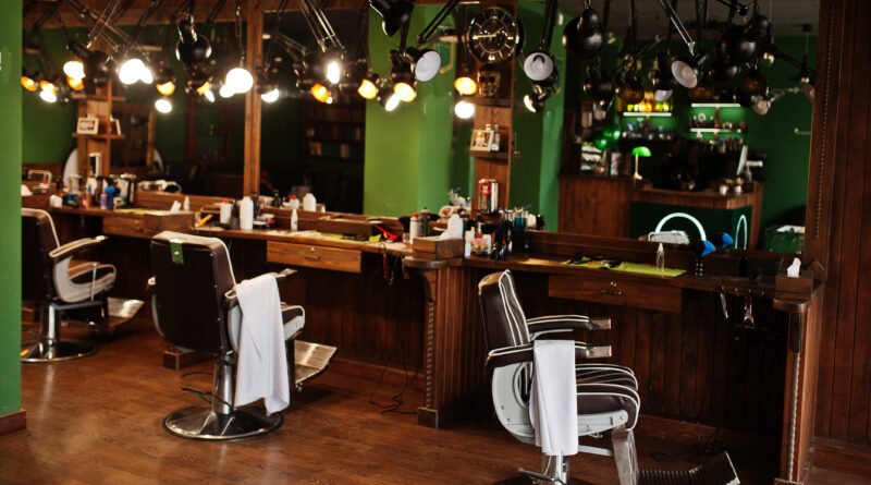 Sweeney Todd: sillón de barbería vintage con espejo en penumbra