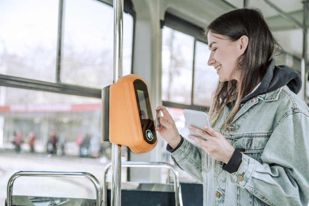 tarifa de colectivo: una persona paga el transporte público de forma contactless