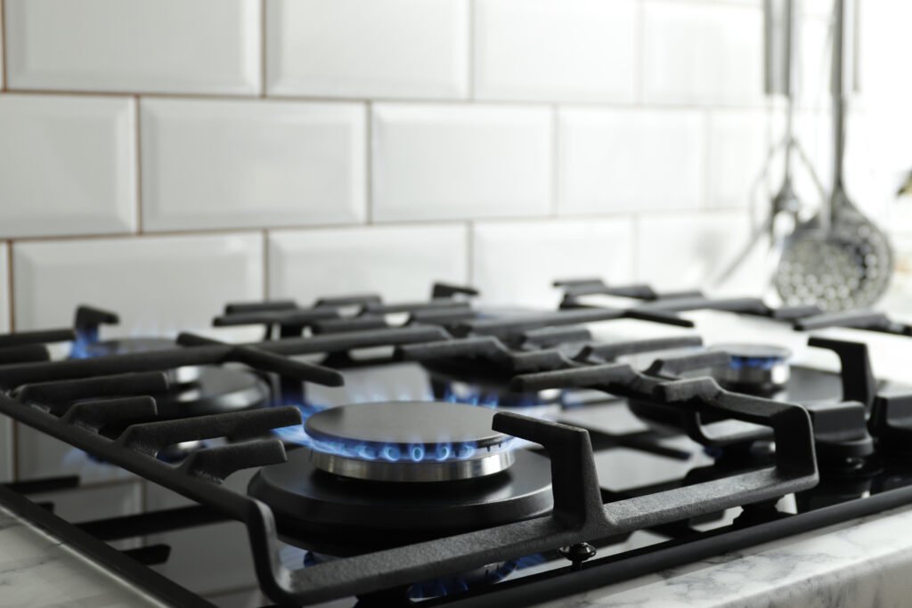 tarifas de luz y gas: llama azul en una hornalla de cocina