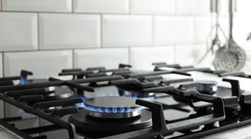 tarifas de luz y gas: llama azul en una hornalla de cocina