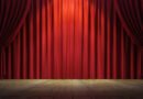 Teatro musical: escenario con cortina roja y un foco de luz