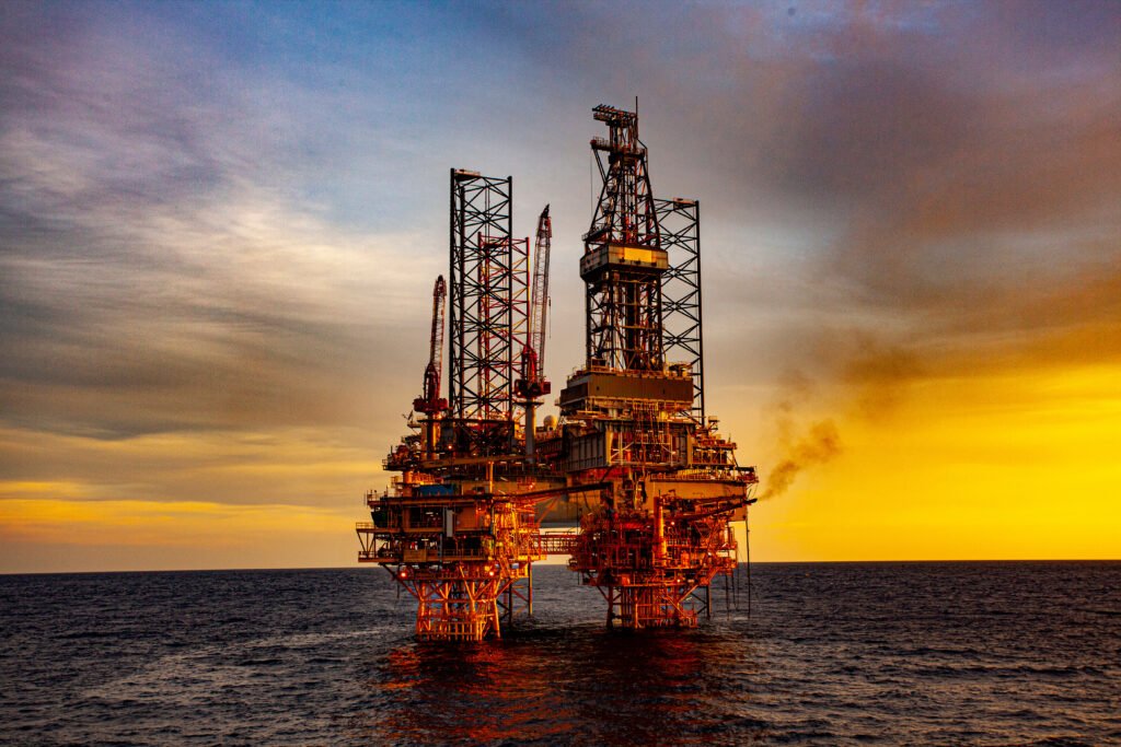 tecnología china: torre de perforación petrolera al atardecer