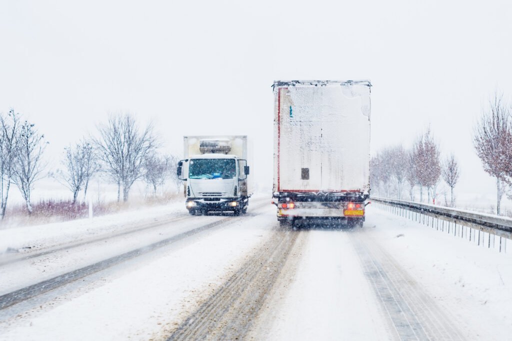 temporal de nieve: camión de carga en una ruta durante una tormenta de nieve