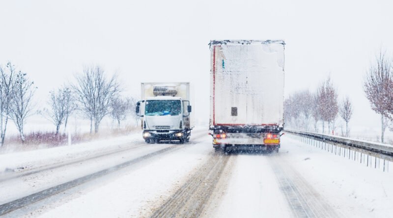 temporal de nieve: camión de carga en una ruta durante una tormenta de nieve
