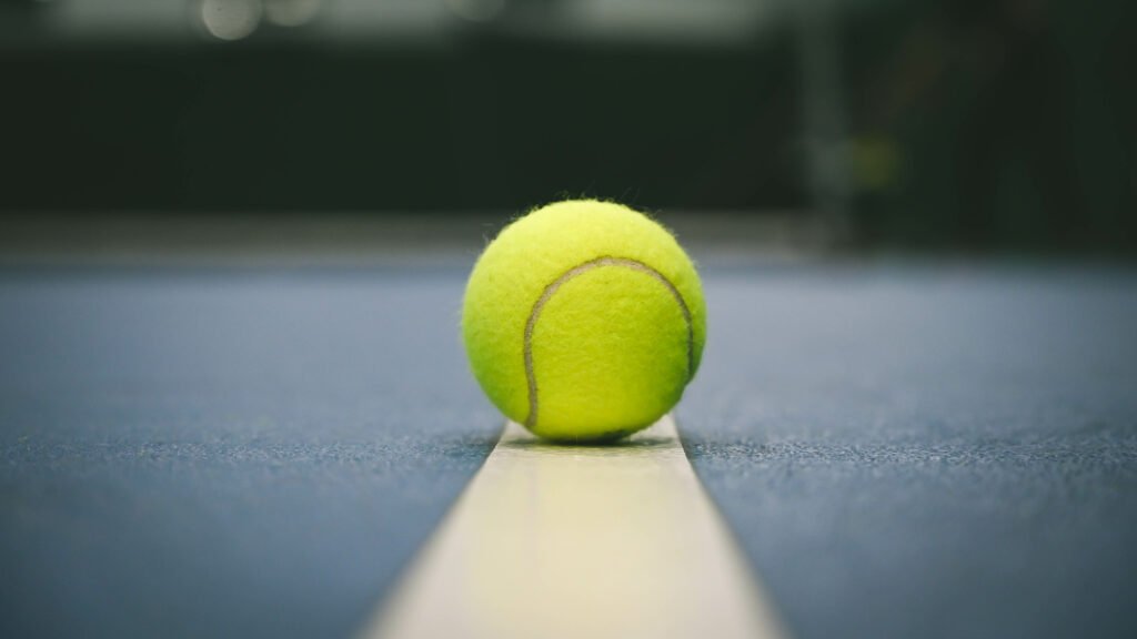 Thiago Tirante: pelota de tenis sobre una cancha dura azul