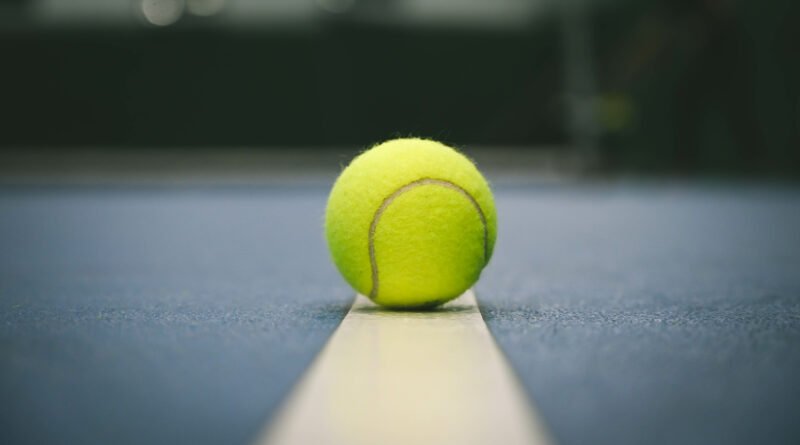 Thiago Tirante: pelota de tenis sobre una cancha dura azul