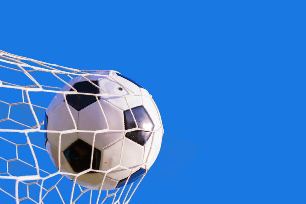 Tigre y Racing: pelota de fútbol entrando en la red del arco, concepto de gol