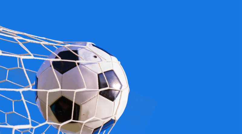 Tigre y Racing: pelota de fútbol entrando en la red del arco, concepto de gol