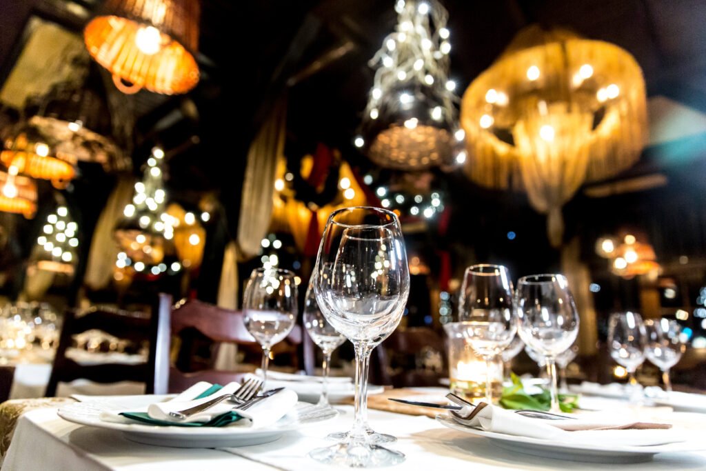 Tinelli y Milett: mesa elegante de restaurante con copas y velas